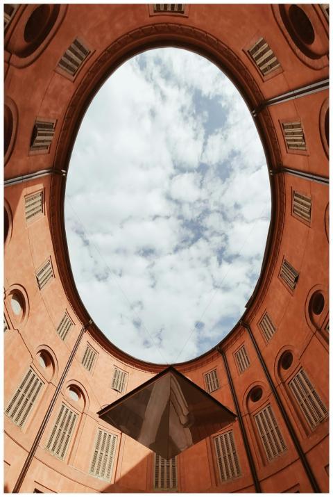 Worm's eye view of Rotonda Foschini's architectura