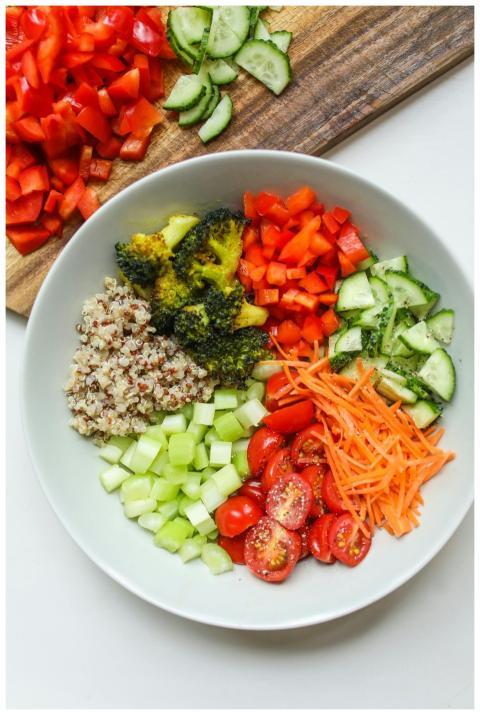 A vibrant bowl of fresh vegetables and quinoa, per