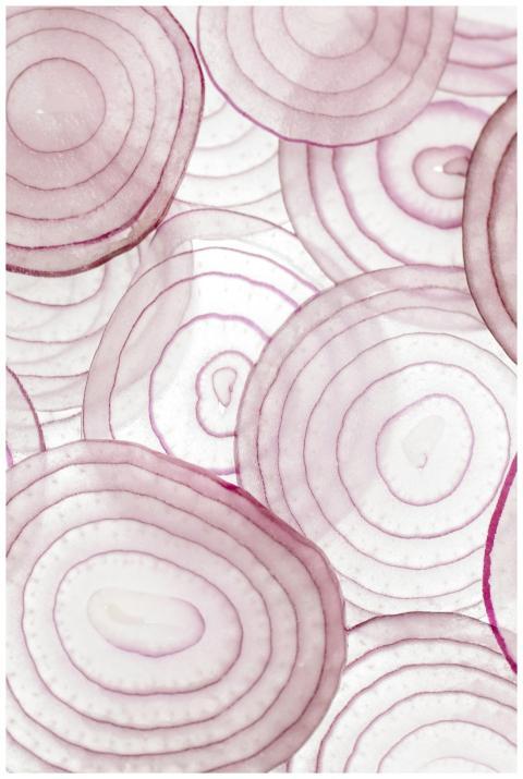 Detailed close-up of thinly sliced red onions arra