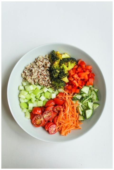 Colorful vegetable salad with quinoa, ideal for a