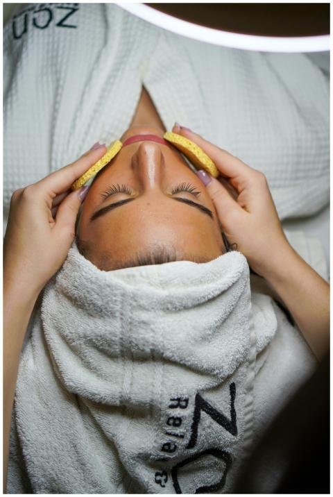 Relaxing spa treatment with facial and sponge mass
