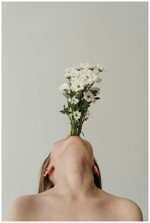 Artistic portrait of a woman with white flowers em