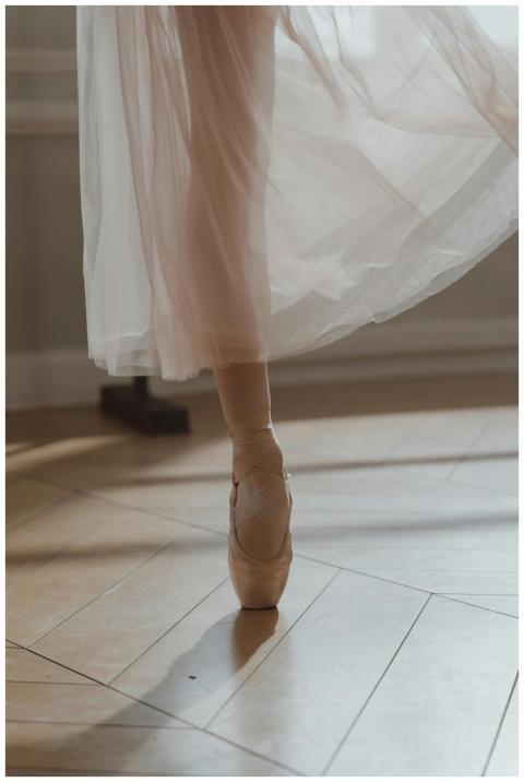Ballet dancer gracefully balancing on pointe in a