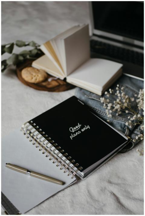 Inviting workspace setup featuring notebooks, a la