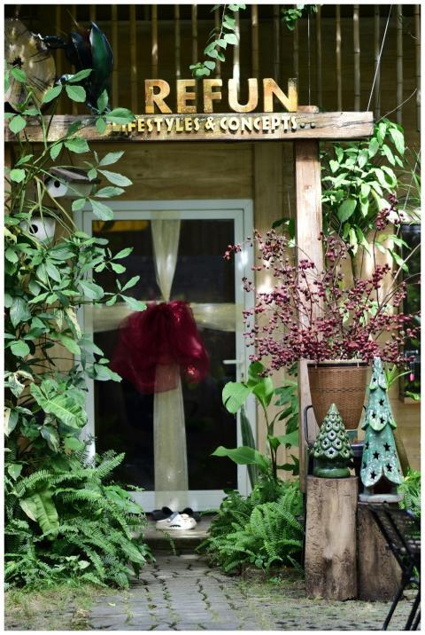 Cozy entrance with plants and festive decor at Ref