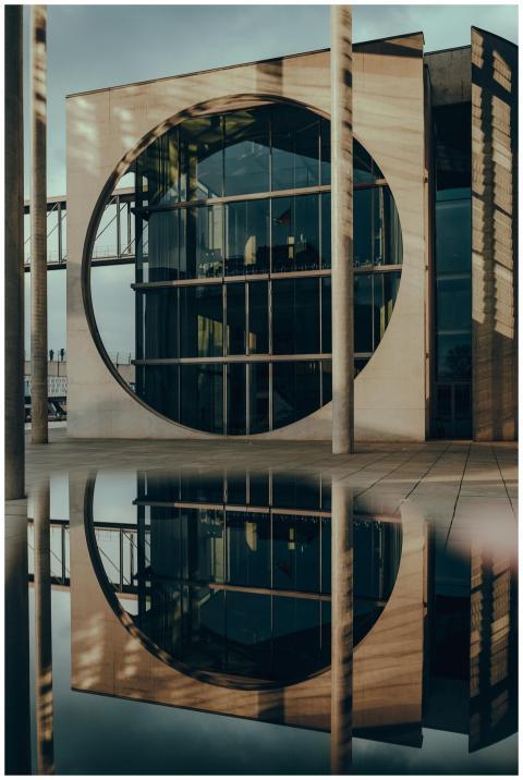 Stunning reflection of Marie-Elisabeth-Lüders-Haus