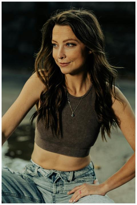 Young woman in casual attire posing confidently ou