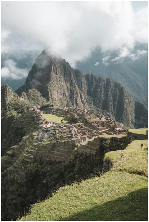 Experience the majestic beauty of Machu Picchu sur