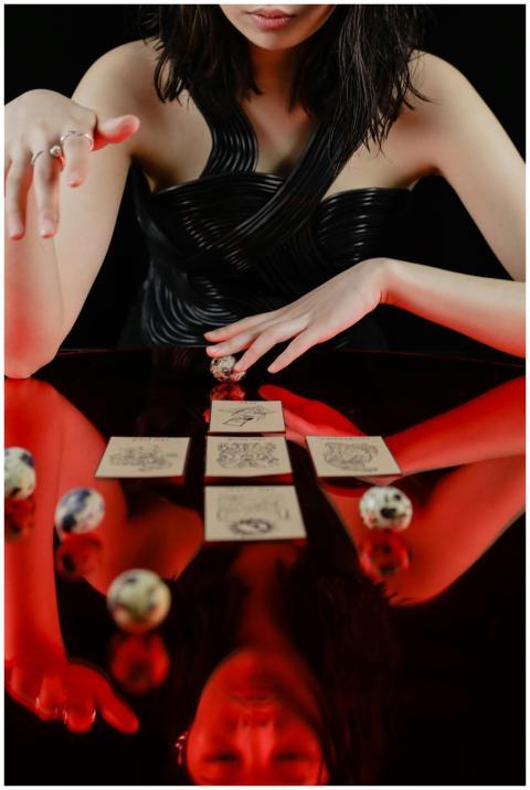 Woman performing a tarot reading on a reflective g