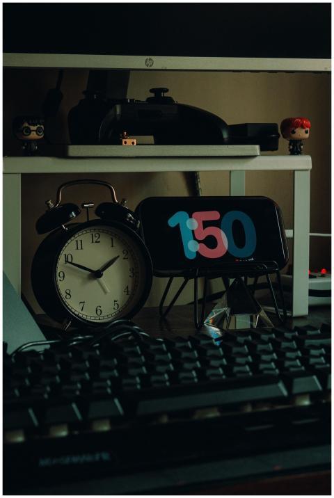 Free stock photo of alarm clock, analog clock, ant