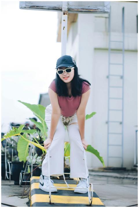 Woman in casual outfit with sunglasses posing outd
