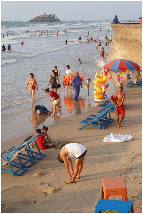 Crowded beach in Bà Rịa - Vũng Tàu, showcasing vib