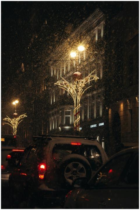 Snow falls on a traffic-filled street in Saint Pet