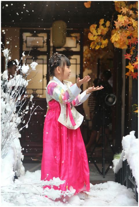 Traditional Hanbok Snowy Courtyard