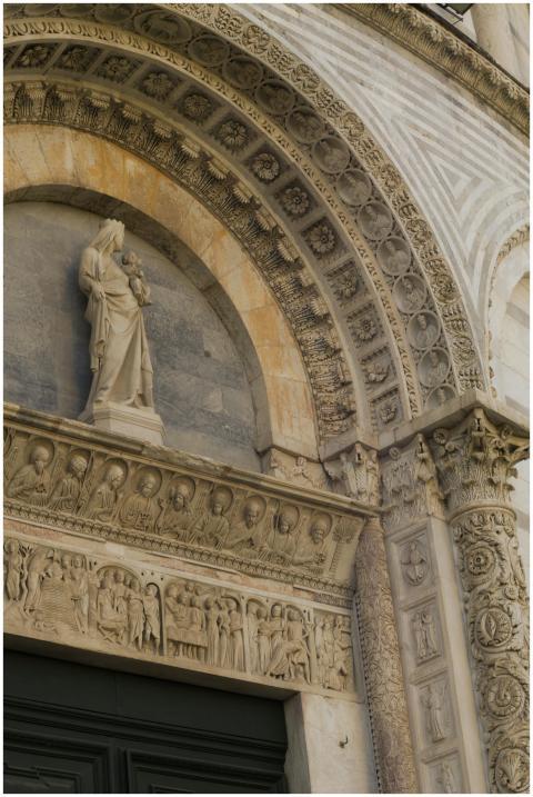 Detailed view of a cathedral's ornate facade in Pi