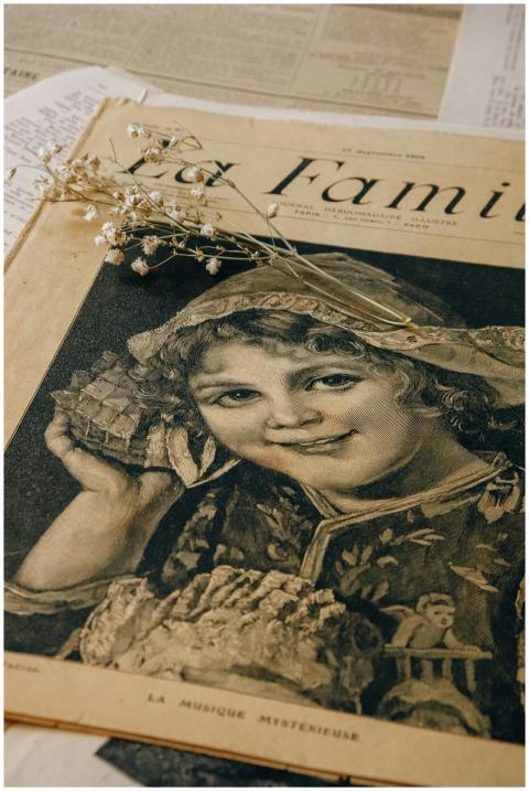 A vintage French magazine featuring an artistic il