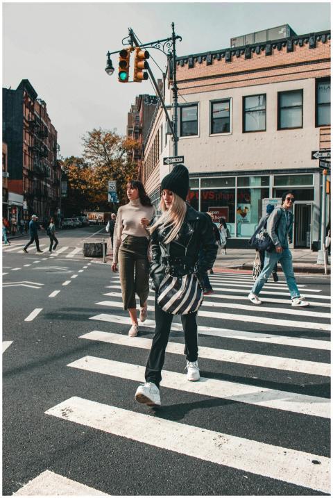 People crossing a busy street in a vibrant city se