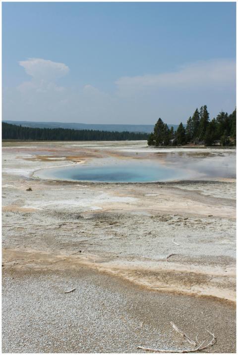 Geothermal spring in Yellowstone National Park's v