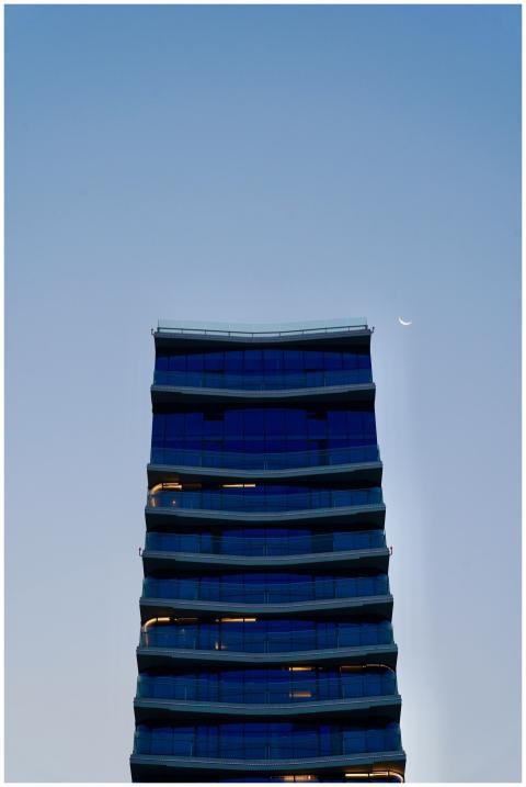 Striking image of a modern skyscraper with a cresc