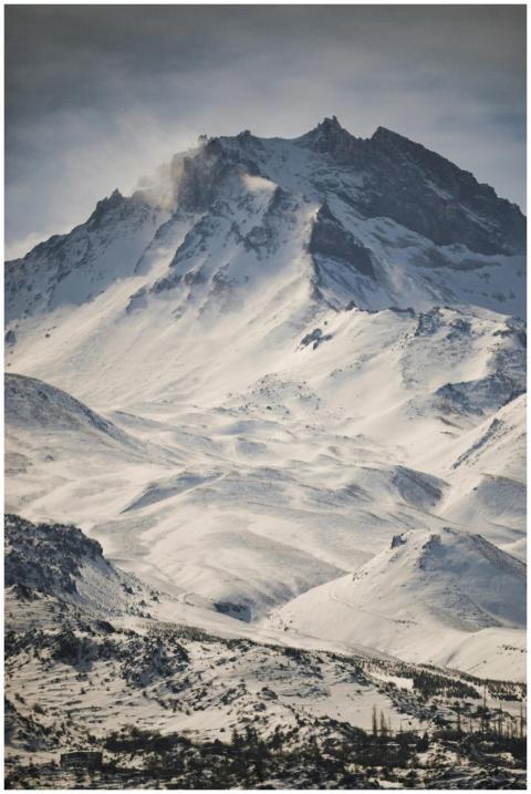 Breathtaking view of Mount Erciyes in Türkiye blan