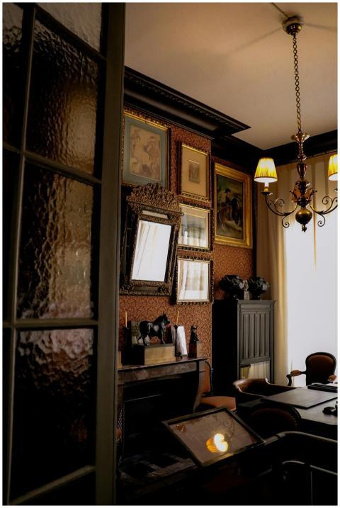 Luxurious Parisian interior design with vintage fu