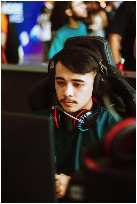 Young male gamer intensely focused at an esports t