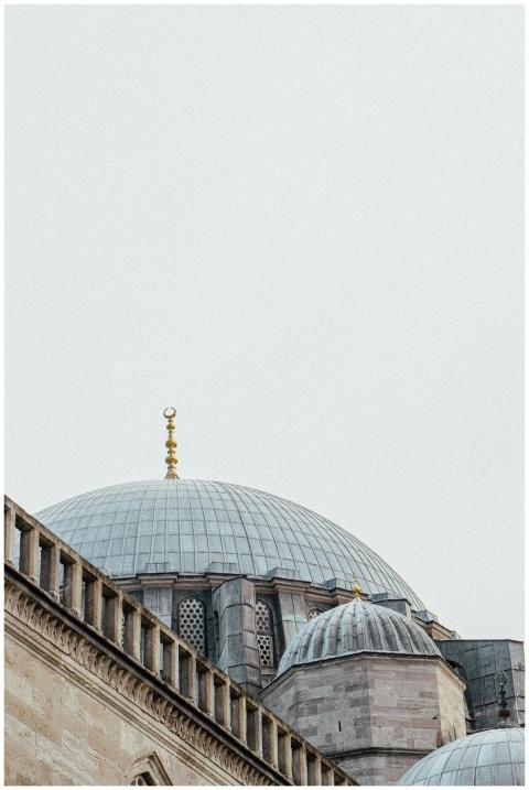 Elegant architectural details of a mosque dome und