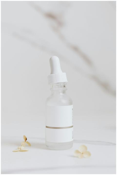 Elegant product photography of a glass serum bottl