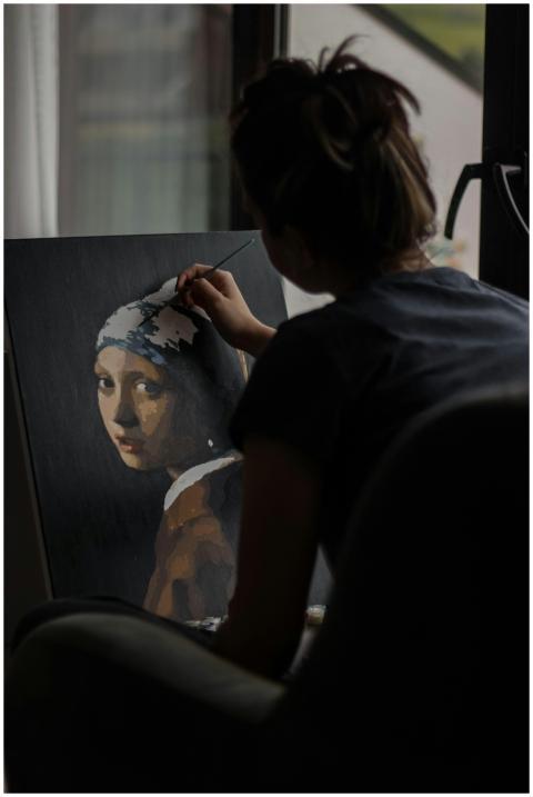 Woman painting a reproduction of Girl with a Pearl