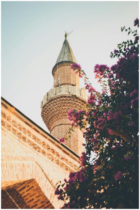 A beautifully captured mosque minaret with colorfu