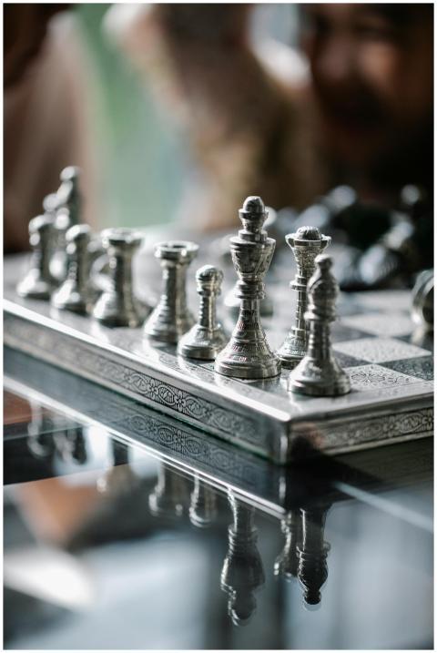 Classic metal chess board with set figurines desig