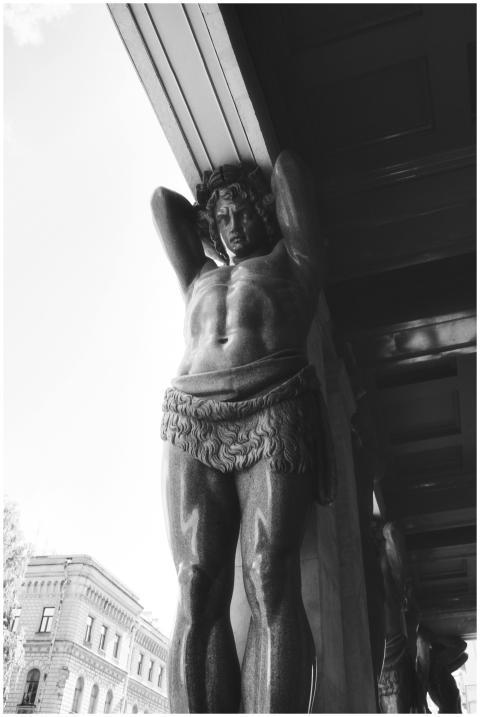 Black and white photo of a grand statue in St. Pet