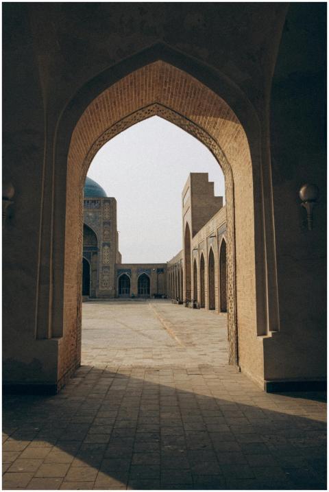 Explore ancient arches and architecture in this Mi