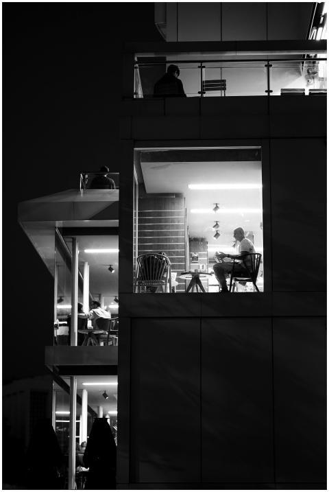 Black and white photo of a modern building in Anka