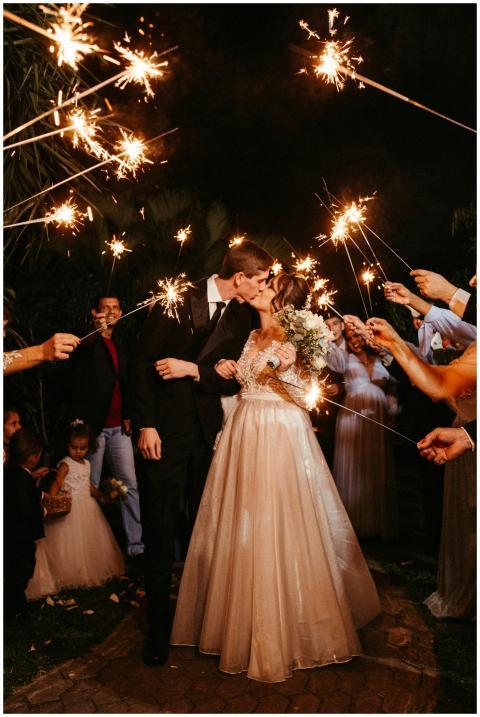 A captivating night scene of newlyweds kissing ami