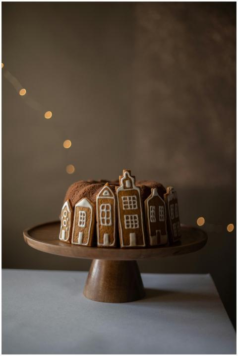 Gingerbread cake with cookies shaped like houses o