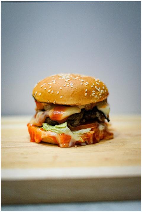 Mouth-watering cheeseburger with toppings like let