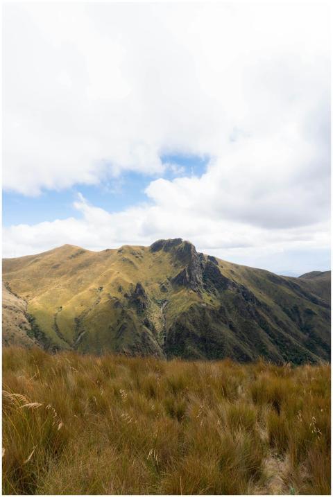 Expansive mountain view under a cloudy sky near Qu