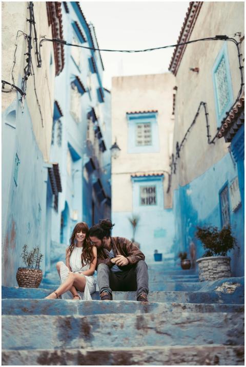 A couple enjoys a romantic moment in the iconic bl