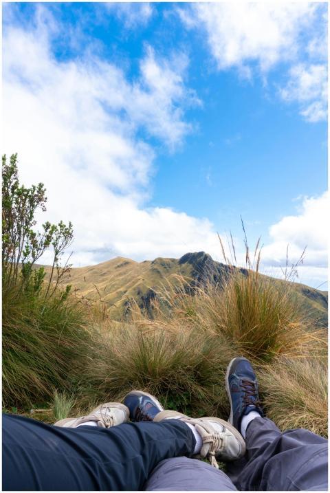 Two people enjoying a scenic mountain view in Quit