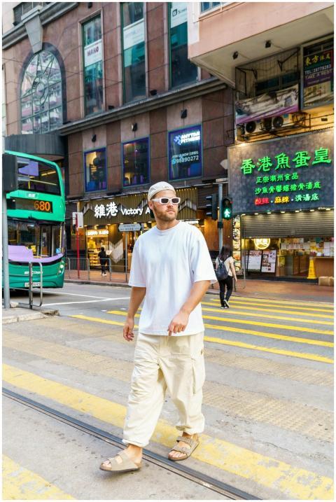 Casually dressed man crossing a busy street in Hon