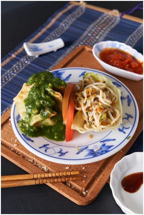 Delicious vegetarian wraps served with various sau