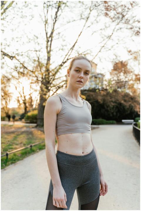 Young athletic woman in sportswear posing confiden