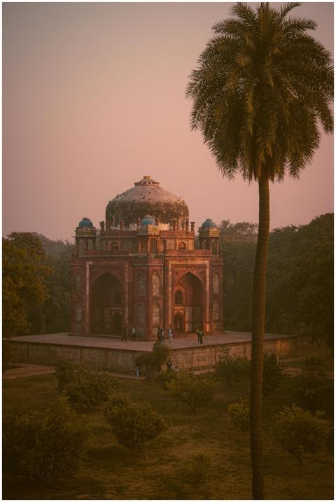 Serene image of Barber's Tomb in New Delhi capture