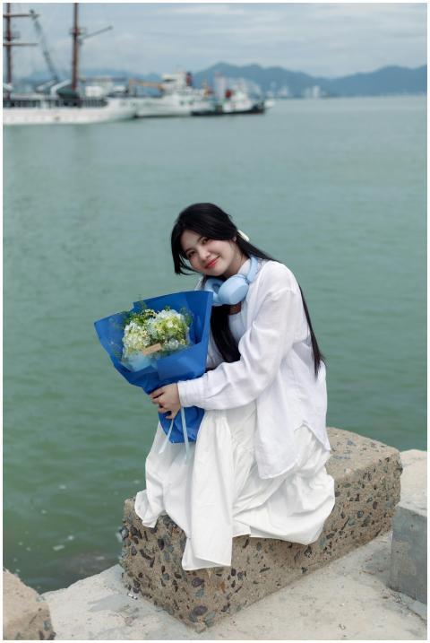 Woman Bouquet Waterfront 34723656