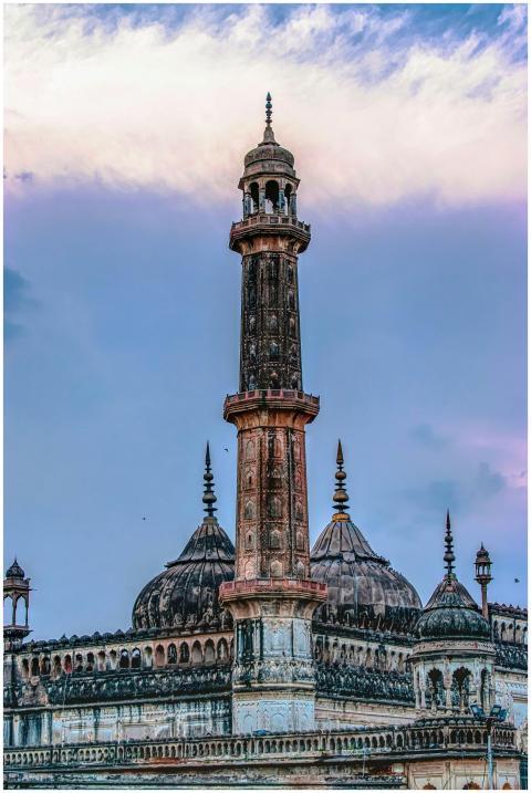 A beautiful view of an iconic minaret and tomb in