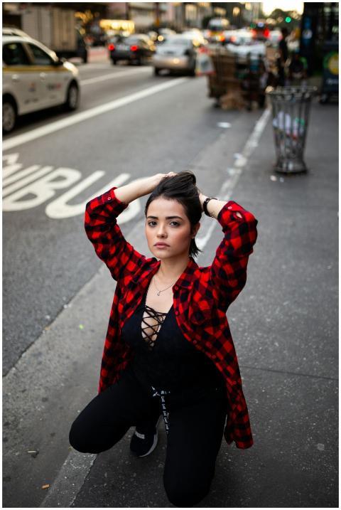 Model posing in urban São Paulo with a stylish out