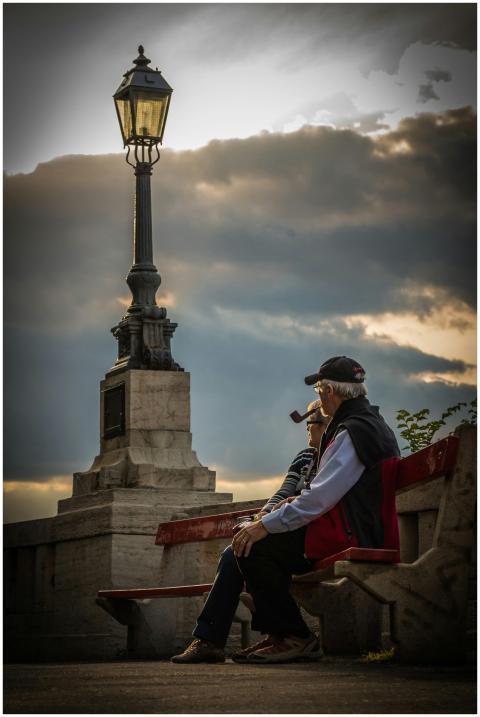 Seniors enjoying a quiet moment on a park bench du