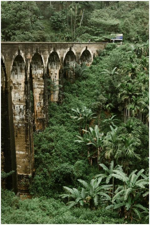 Stunning view of the iconic Nine Arches Bridge sur