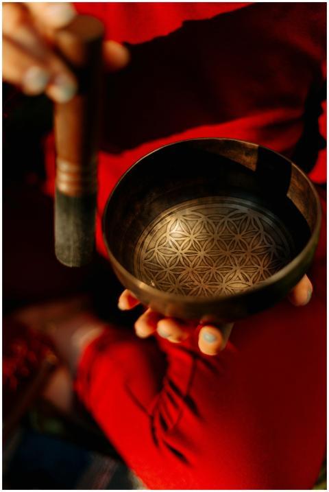 Close-up of hands holding a Tibetan singing bowl u